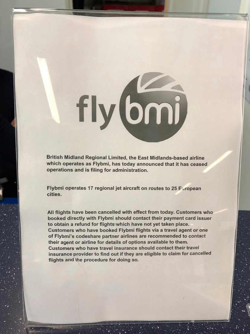 英伦航空周日在布里斯托尔机场张贴通告，通知乘客其航班已被取消。（美联社）