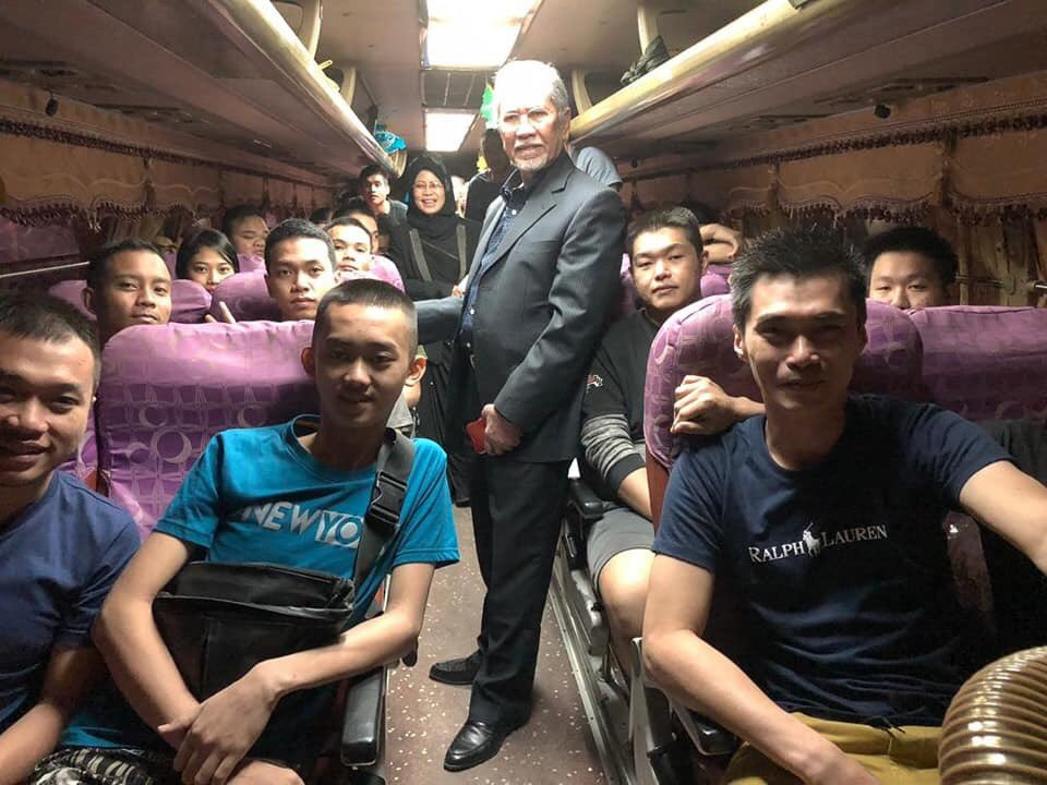 柬埔寨已释放47名大马人，他们搭乘巴士准备离开。