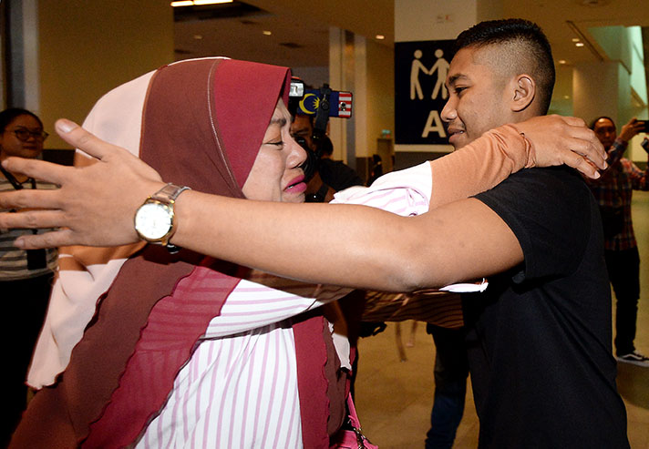 慕哈末达勿（右）抵达第2吉隆坡国际机场后，与前往接机的母亲诺阿兹安相拥而泣。