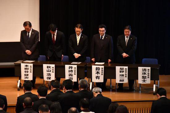 日本6市市长为死亡女孩默哀。