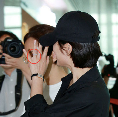 宋慧乔2018年8月飞往香港参加活动，当时现身机场手上仍有婚戒。