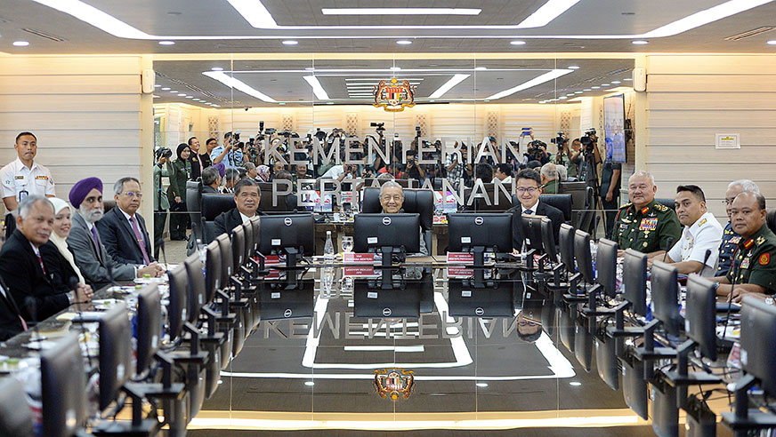 马哈迪（中）聆听国防部汇报2019年发展规划。左起为莫哈末沙布和刘镇东。