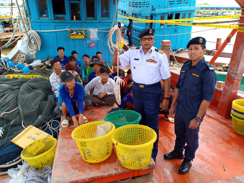 巴尼西温（右2）亲自登上越南渔船检查被非法捕捞的鱼获。