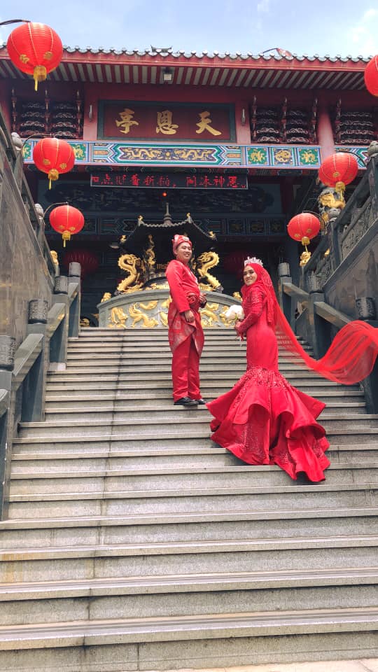巫裔新人颠覆传统，到民都鲁福德祠拍摄婚纱照。
