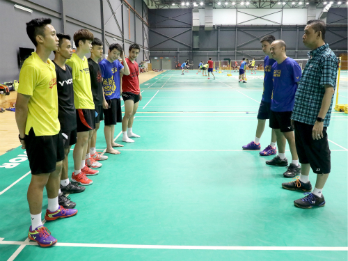 国家队男单主教练米士本（右起）、叶橙旺与陈甲寅，正向球员训话。