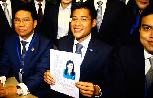 泰爱国党党魁布伊查普（中）周五递交了该党首相候选人名单，上面印着乌汶叻公主头像。（美联社）