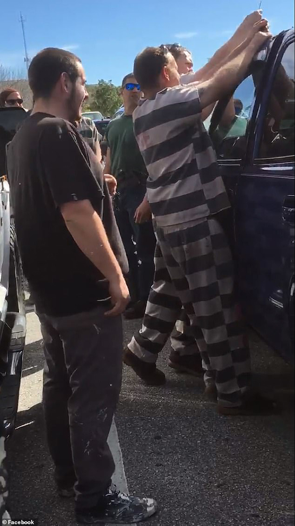 囚犯靠“偷车技巧”救出被困在车子里的宝宝。