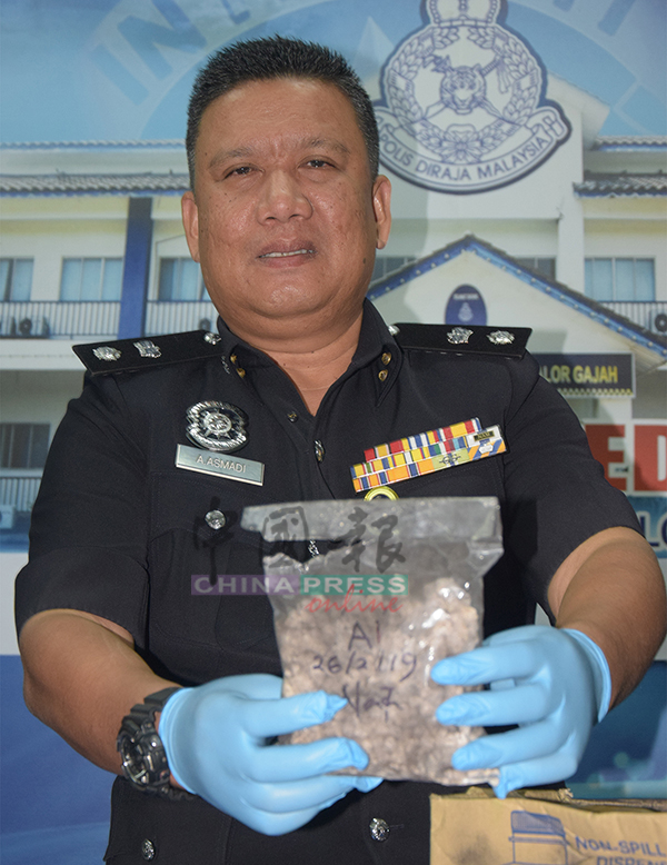 阿斯马迪展示警方所充公的海洛因。