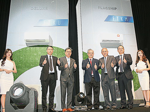 众嘉宾共同见证大金新一代R32环保变频系列冷气机的诞生！左2起为陈航良、曾庆发、黄贞潠、宋侑洺和宫田真司。