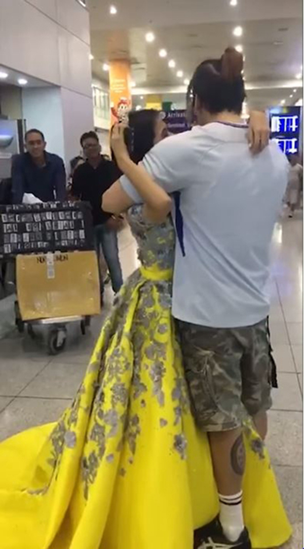  见到父亲后，两人便在机场大厅翩翩起舞。