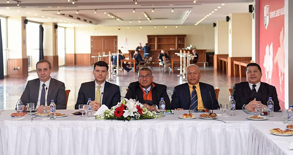 大马警队3大巨头，包括武吉阿曼刑事调查局总监拿督斯里旺阿末（右起）、武吉阿曼肃毒局总监拿督斯里莫末沙列和警察总长丹斯里弗兹出席土耳其赛马公会的会议。