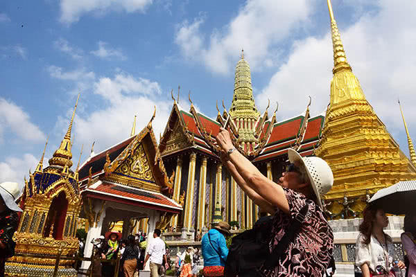 游客在泰国曼谷观光游览。