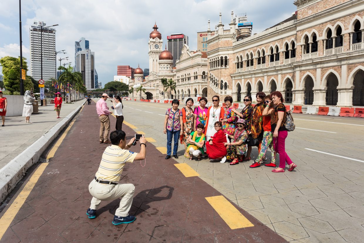 游客在吉隆坡独立广场拍照留念。