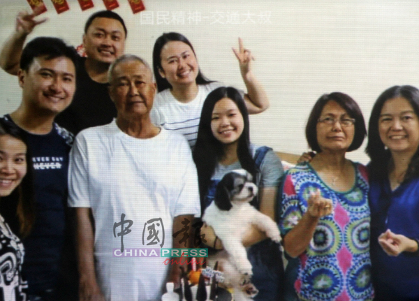 已故黄锦荣（左3）与家人的温馨画面。