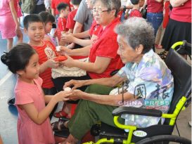 3学生向92岁外曾祖母奉茶  加小敬茶仪式好样的！