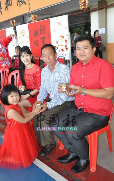 郑裕萍（左起）、郑长奏及丘振顺喝着孩子及外孙女奉上的一杯茶，心里非常感动。