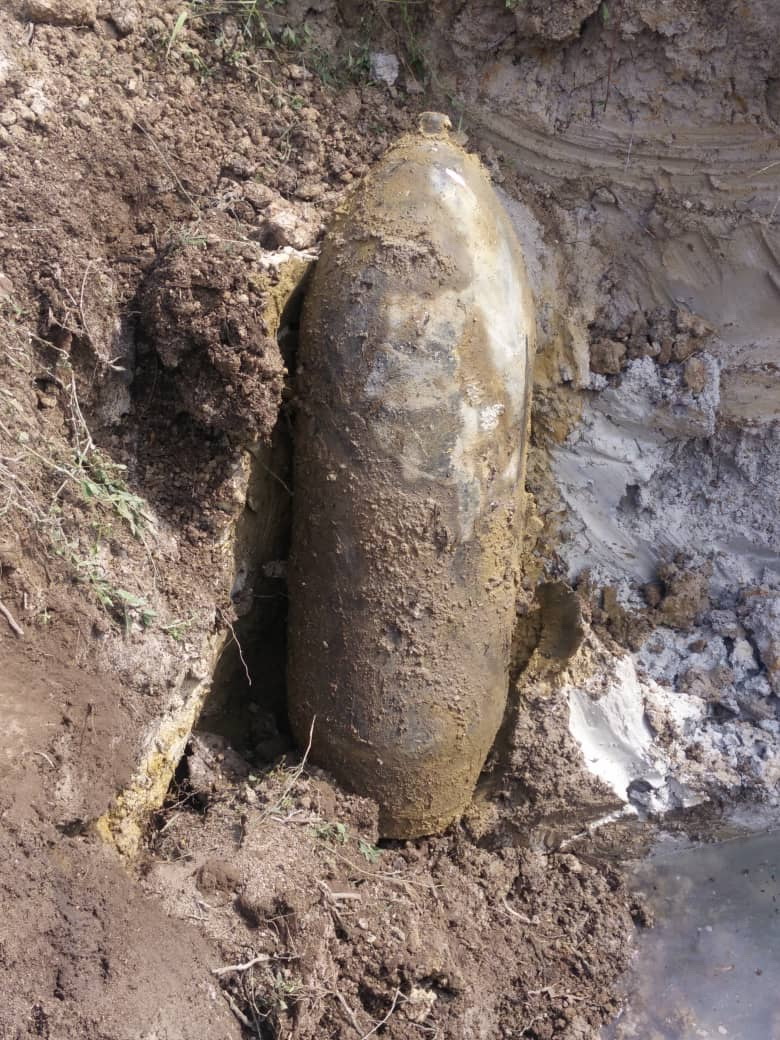 逾一吨重的炸弹埋在土里，周二上午被挖出来。