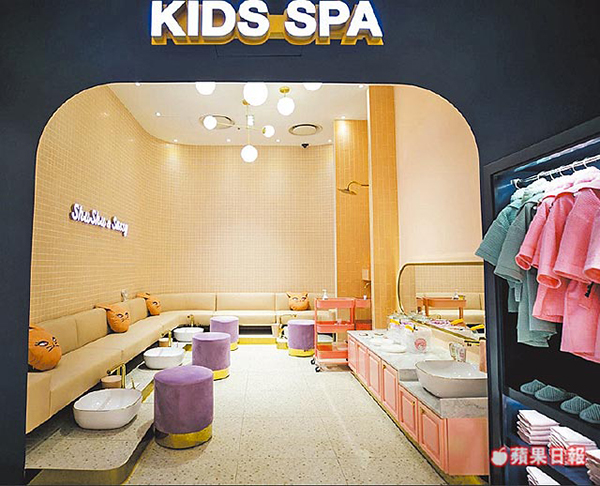    Shu Shu儿童美容店专为小小客人量身打造，洗手台、浴袍都是迷你版。