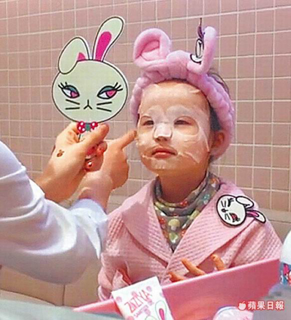 小女孩在美容院里敷脸、化妆。