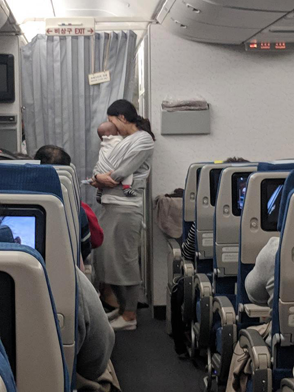 母亲由于怕婴儿的哭闹声，干扰到其他乘客，于是派发富有糖果和耳塞的礼物给其他乘客