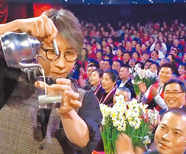 刘谦（左）在《春晚》表演“魔壶”魔术，应观众要求倒出豆汁。