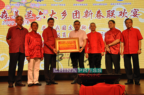 黄毓华（左3）与另5个乡团领导人一起赠送纪念牌匾予陆兆福（中），左起谢立意、黄振旺、吕海庭、黄新发和陈川正。
