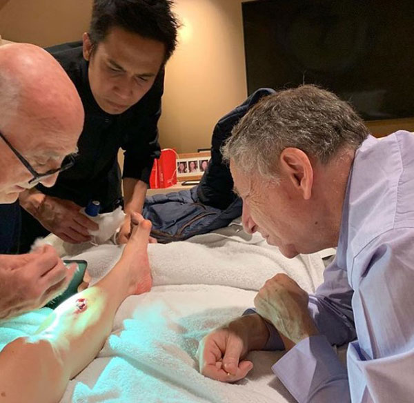 杨紫琼在IG秀出到医院接受治疗照片，还留言：“别太近看会很恶心。”（翻摄自杨紫琼IG）