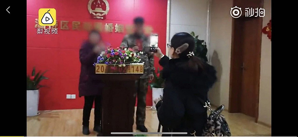 赵军和女儿的家婆登记结婚。