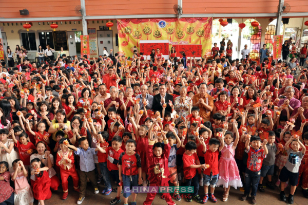 芙蓉培华小学举行校园庆祝新年活动，陆兆福（西装者）出席与学生共度佳节，学生喜获年柑及红包。
