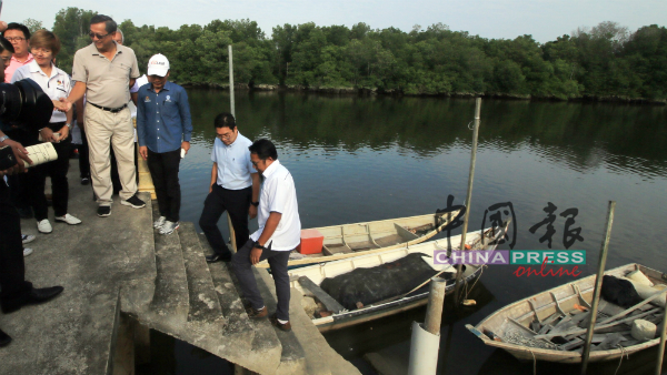 颜学钧（左起）、陈凤兰、叶朝政和沈志勤（右2）巡视位于武吉不兰律下过港失修的渔船码头。