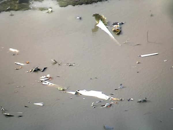 散落在特里尼蒂湾北面的飞机残骸。