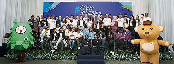 所有出席嘉宾、协办单位代表及学生一起主持#StandTogether全国预防霸凌运动推介礼！