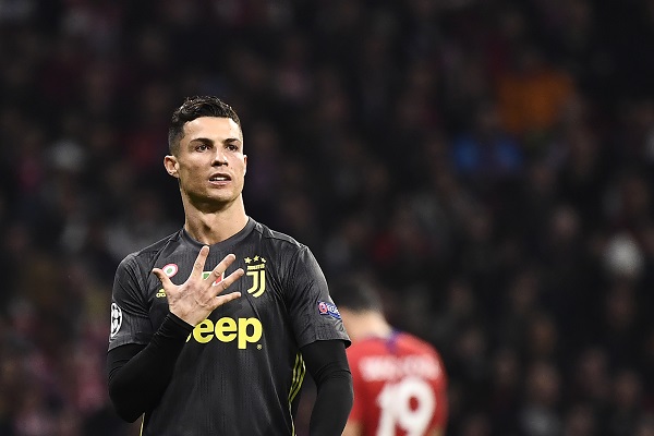 C罗纳多不向马体会球迷低头，展示5手指，意味着5个欧冠，马体会没得比。（法新社）