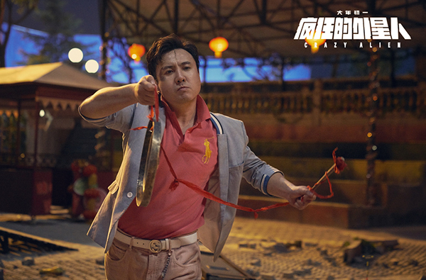 沈腾凭着两部贺岁片占尽优势，极有可能击退另两人率先登上第1位中国电影票房“百亿男星”宝座。