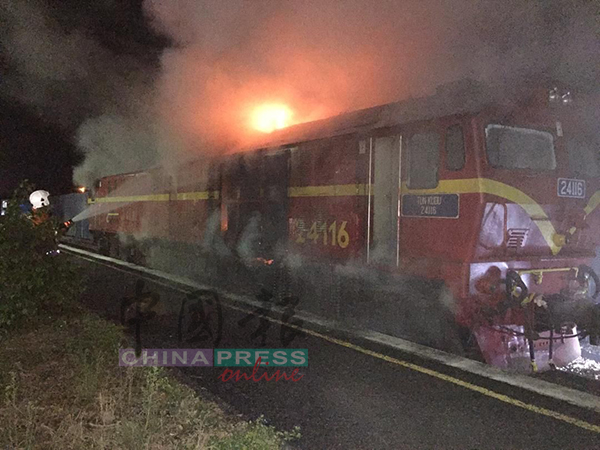 消拯员扑灭起火燃烧的火车。