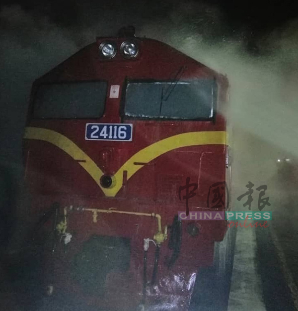 超过30年的火车在行驶途中突然着火，幸没有造成人命伤亡。