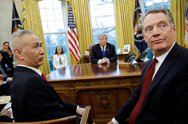 特朗普上周五在白宫接见中国国务副总理刘鹤（左）与美国贸易代表莱特海泽（右）。／路透社