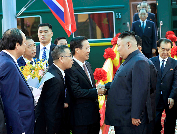 越共中央政治局委员、中央书记处书记、中央宣教部部长武文赏，在火车站迎接金正恩。