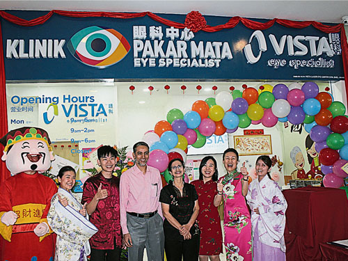 VISTA眼科团队为进驻Life Care大厦的新分行欢呼庆贺。右4起为眼睛专科医生艾玛婕医生和白内障及屈光矫视手术专科阿兹哈医生。