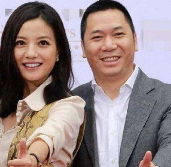 赵薇（左）2008年嫁给富商黄有龙。