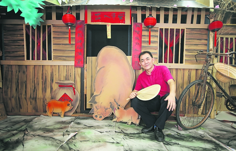 书画家郭温和今年用纸皮搭建一间小木屋，立体大猪和小猪乐融融， 象征家庭和谐、美满幸福。