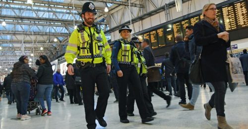 伦敦机场车站连收炸弹包裹 英国警方展开反恐调查