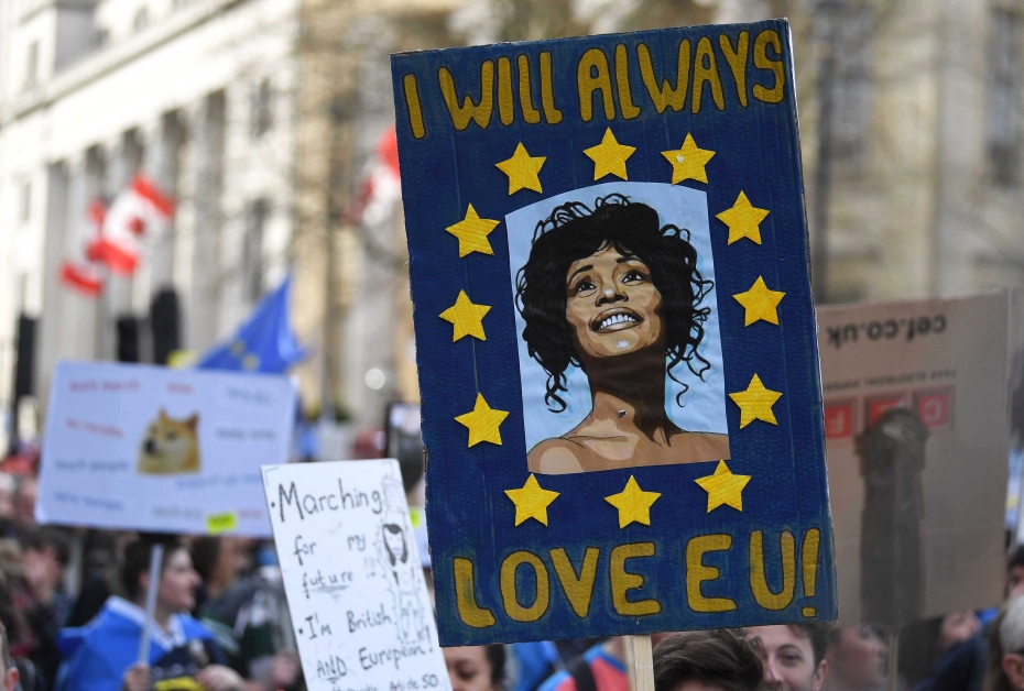 有游行民众高举“我会常爱欧盟”的巨大纸版，表明留欧的强烈意愿。（法新社）