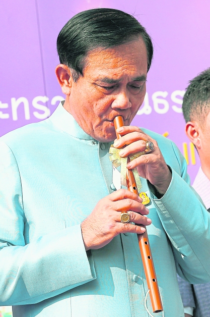 帕拉育现场吹奏传统长笛，展现他“铁汉柔情”的一面。（欧新社）