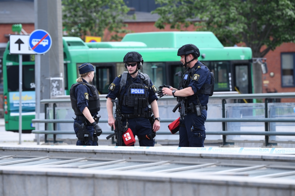 警方到场处理，并封锁火车站周围。（欧新社）
