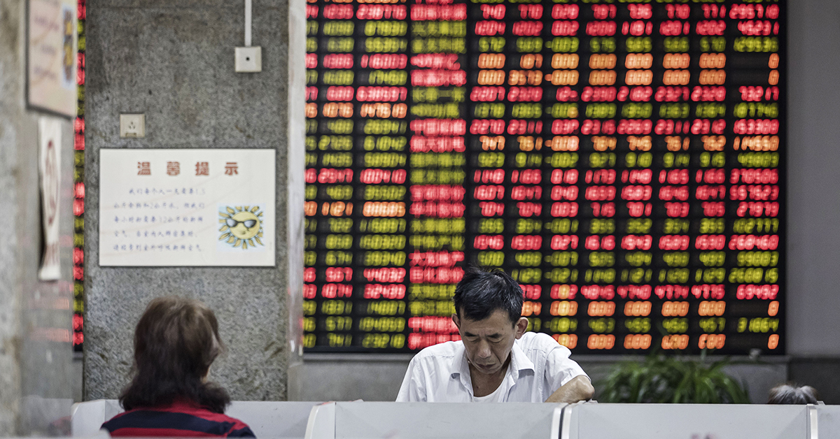 中国股市惨跌，图为上海证券经纪行。（图：彭博社）