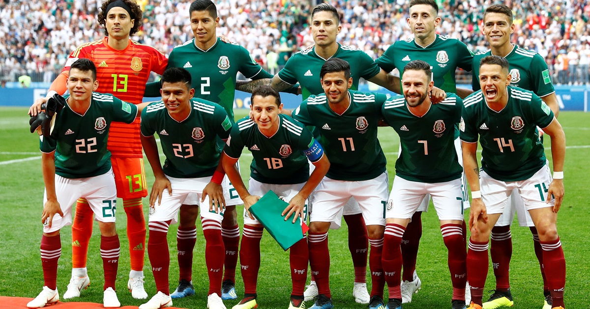 墨西哥2018年的团体照，不少主力球员仍奔驰，包括埃尔南德斯（前右）。（路透社档案照）