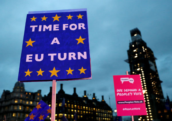 英国金融业前景因脱欧而备受打击；图为反脱欧的示威者在英国国会前举牌抗议的档案照。（图：路透社）
