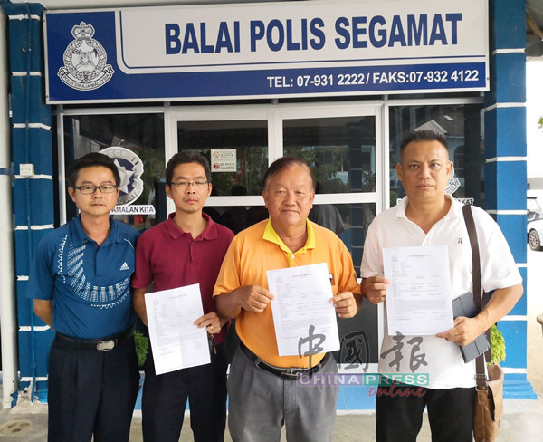 黄建成（右起）、黄锦佳和刘宜春已向警方报案，亚罗拉村长姚伟乐陪同。