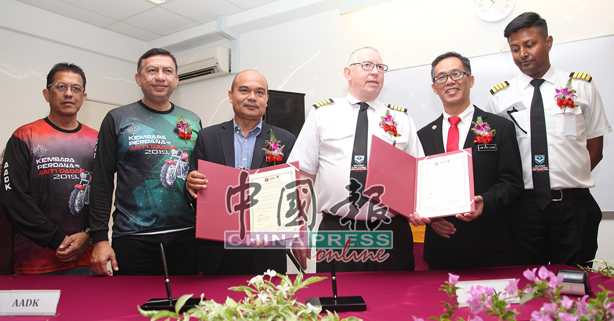 马来西亚飞行学院及国家反毒机构代表，在刘志良（右2）及祖基菲里（左2）见证下，签署反毒备忘录。